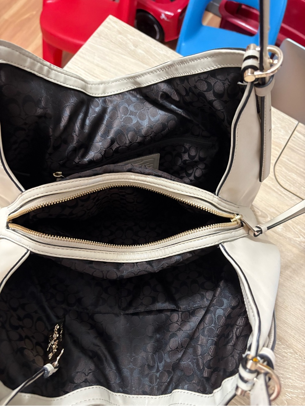 Coach Madison Carlyle Cream Leather Shoulder Tote with Turn-Lock Detail - Picture 5 of 6